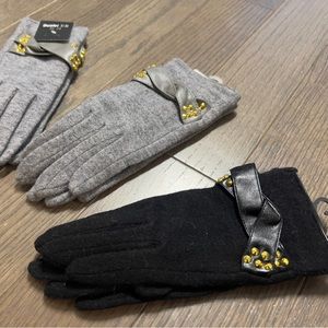 Wool gloves